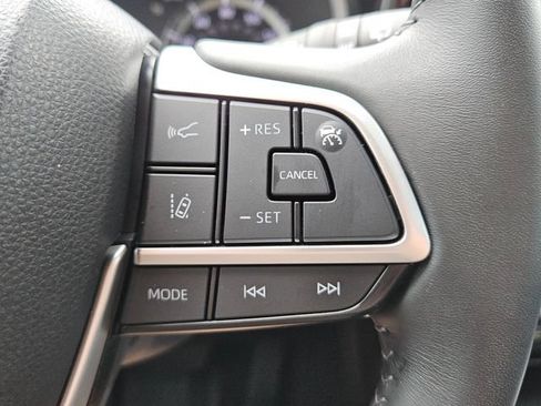 Used 2023 Toyota Highlander XLE FWD image 15
