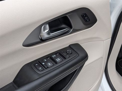 Certified 2022 Chrysler Pacifica Touring-L image 11