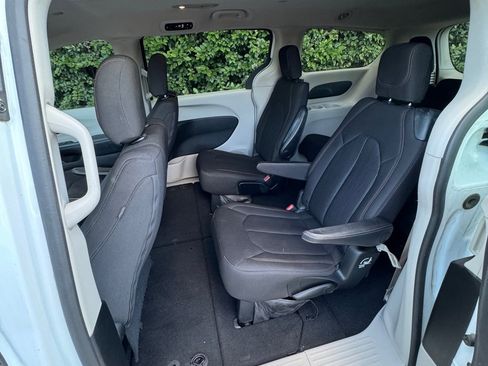 Used 2017 Chrysler Pacifica LX image 10