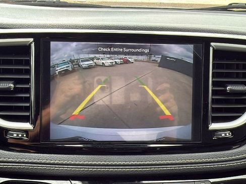 Used 2023 Chrysler Pacifica Touring-L image 22