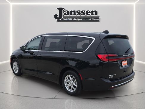 Used 2023 Chrysler Pacifica Touring-L FWD image 3