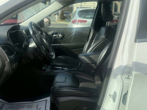 Used 2019 Jeep Cherokee Latitude Plus image 10