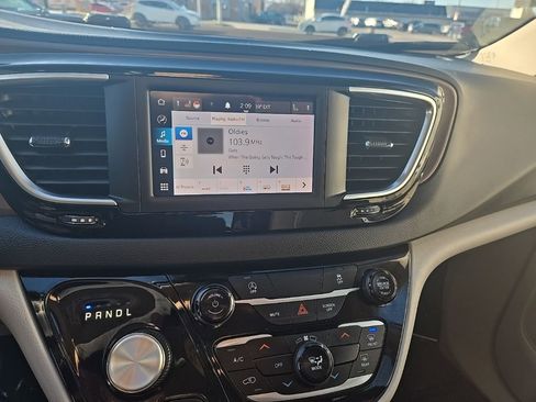 Used 2023 Chrysler Voyager LX image 19