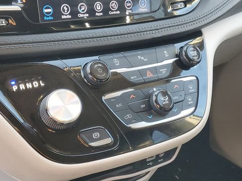 Used 2019 Chrysler Pacifica Limited image 26