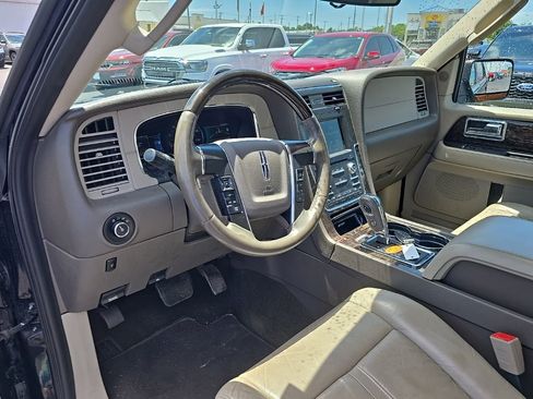 Used 2015 Lincoln Navigator 4WD image 12