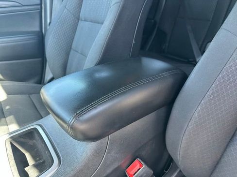 Used 2019 Jeep Grand Cherokee Laredo AWD/4WD image 26