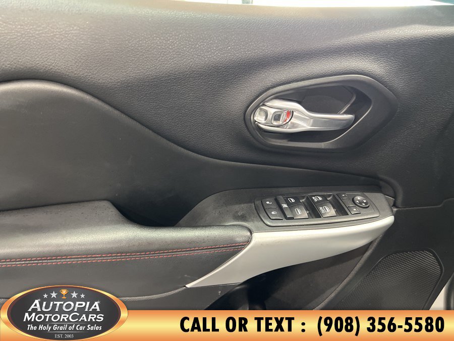 Used 2018 Jeep Cherokee Trailhawk AWD/4WD image 12
