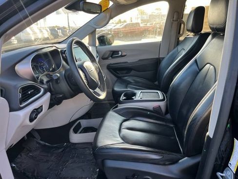 Used 2022 Chrysler Pacifica Touring-L FWD image 7