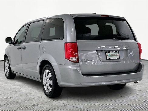 Used 2019 Dodge Grand Caravan SE w/ UConnect Hands-Free Group image 4