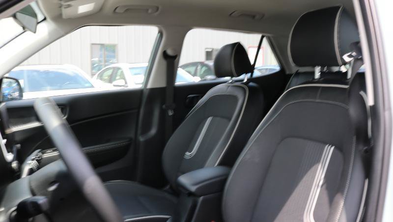 Used 2025 Hyundai Venue Limited FWD image 8
