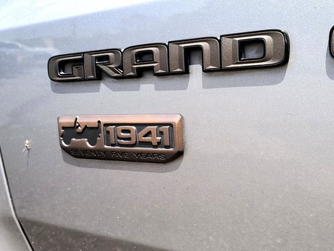 Used 2016 Jeep Grand Cherokee Laredo 75th Anniversary image 14