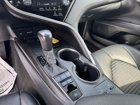 Used 2022 Toyota Camry SE w/ Cold Weather Package FWD image 21