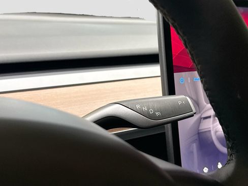 Used 2024 Tesla Model Y Long Range AWD/4WD image 17