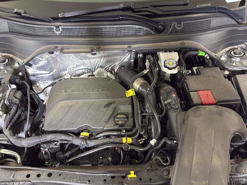 Used 2025 Chevrolet Trax LT FWD image 2