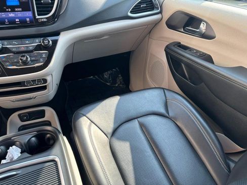 Used 2023 Chrysler Pacifica Touring-L FWD image 19
