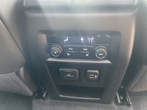 Used 2023 Chevrolet Traverse Premier image 11