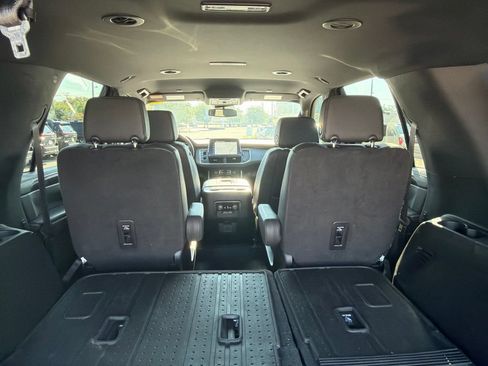 Used 2023 Chevrolet Tahoe Z71 w/ Luxury Package AWD/4WD image 11