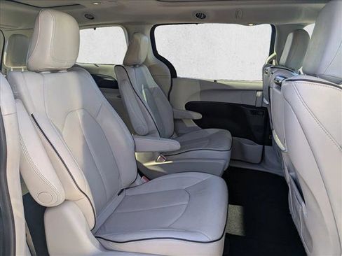 Used 2019 Chrysler Pacifica Limited w/ Advanced Safetytec Group image 24