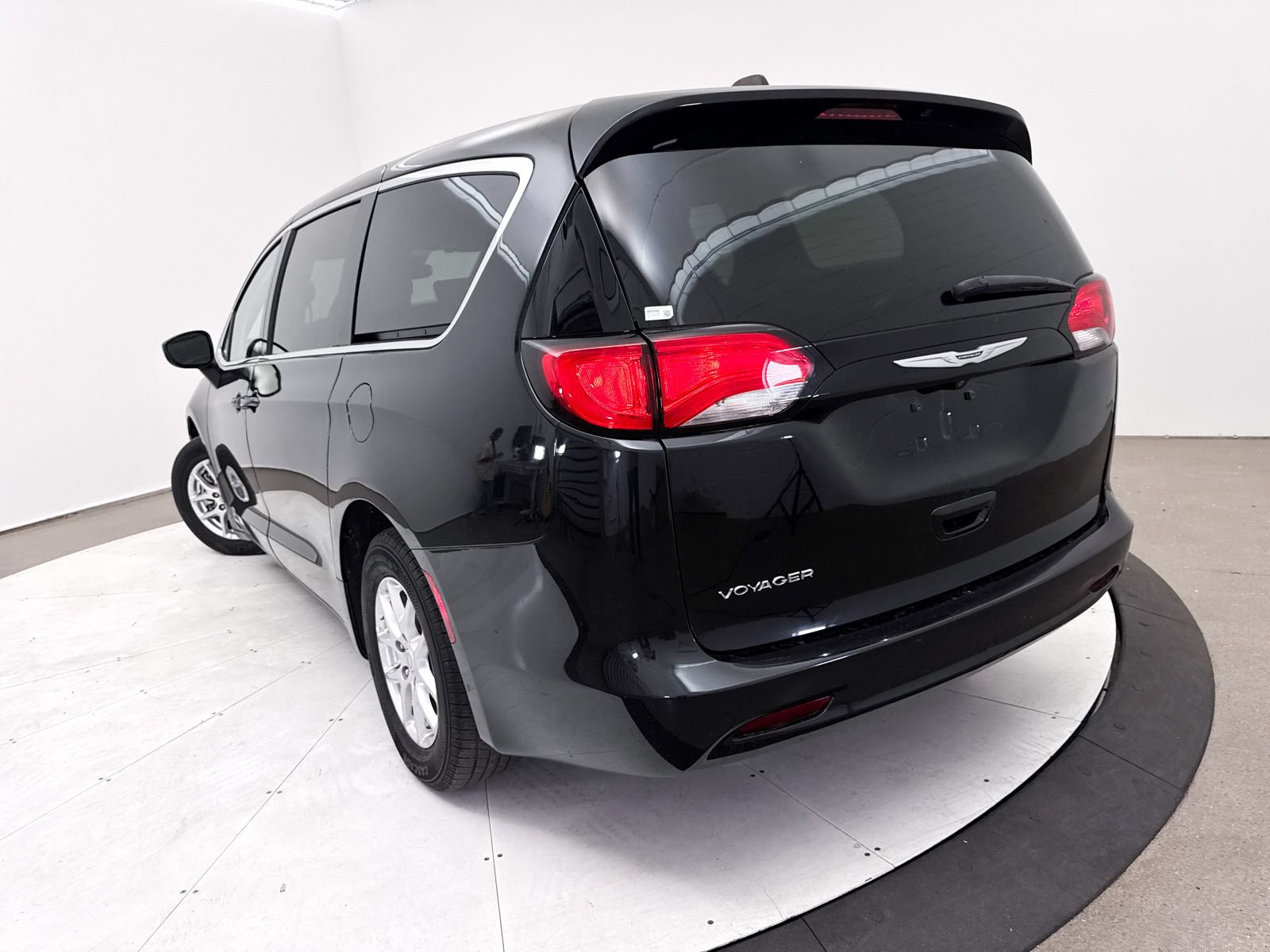 Used 2023 Chrysler Voyager LX FWD image 6