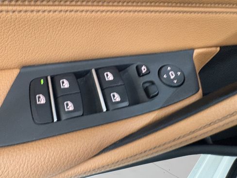 Used 2019 BMW 530e w/ Convenience Package image 32