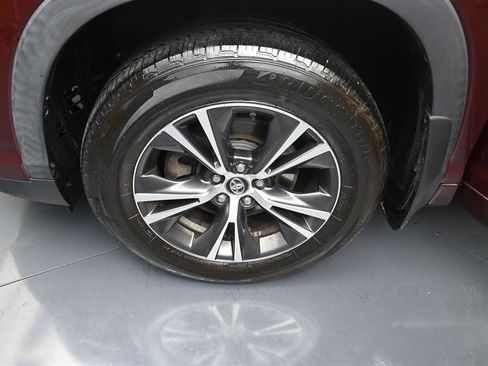 Used 2018 Toyota Highlander Plus w/ Carpet Mat Package (TMS) AWD/4WD image 15