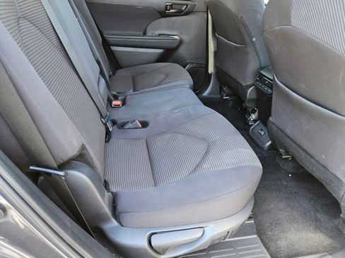 Used 2024 Toyota Highlander LE AWD/4WD image 18