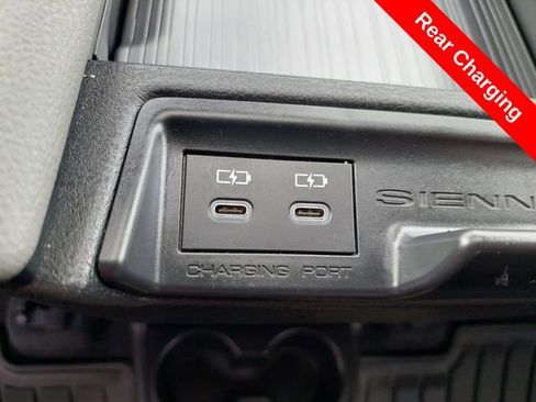 Used 2025 Toyota Sienna XLE FWD image 25