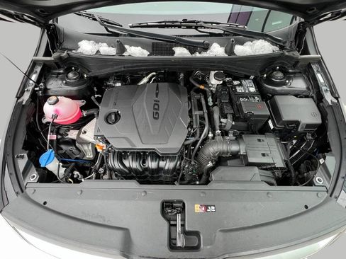 Used 2025 Kia Sportage LX image 4