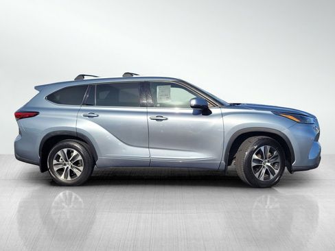 Used 2022 Toyota Highlander XLE image 4