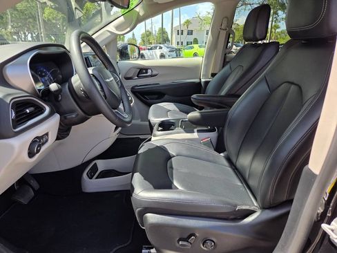 Used 2024 Chrysler Pacifica Touring-L FWD image 13