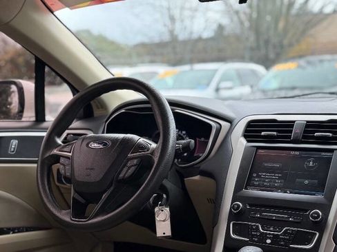 Used 2016 Ford Fusion SE image 3