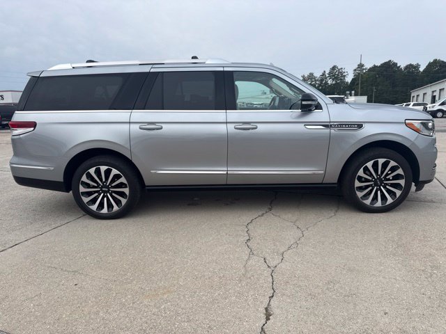 Used 2023 Lincoln Navigator L Reserve AWD/4WD image 6