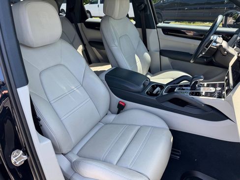Used 2021 Porsche Cayenne AWD/4WD image 24