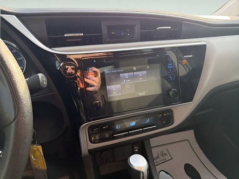 Used 2017 Toyota Corolla L image 24