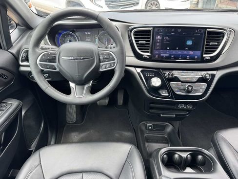 Used 2025 Chrysler Pacifica Select FWD image 21