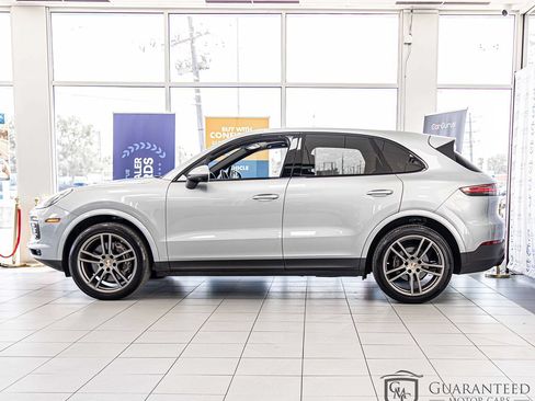 Used 2023 Porsche Cayenne w/ Premium Package AWD/4WD image 6