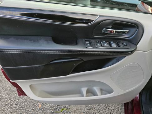 Used 2019 Dodge Grand Caravan SXT image 15