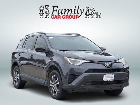 Used 2018 Toyota RAV4 LE FWD image 2