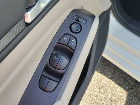 Used 2025 Nissan Altima 2.5 SV FWD image 13