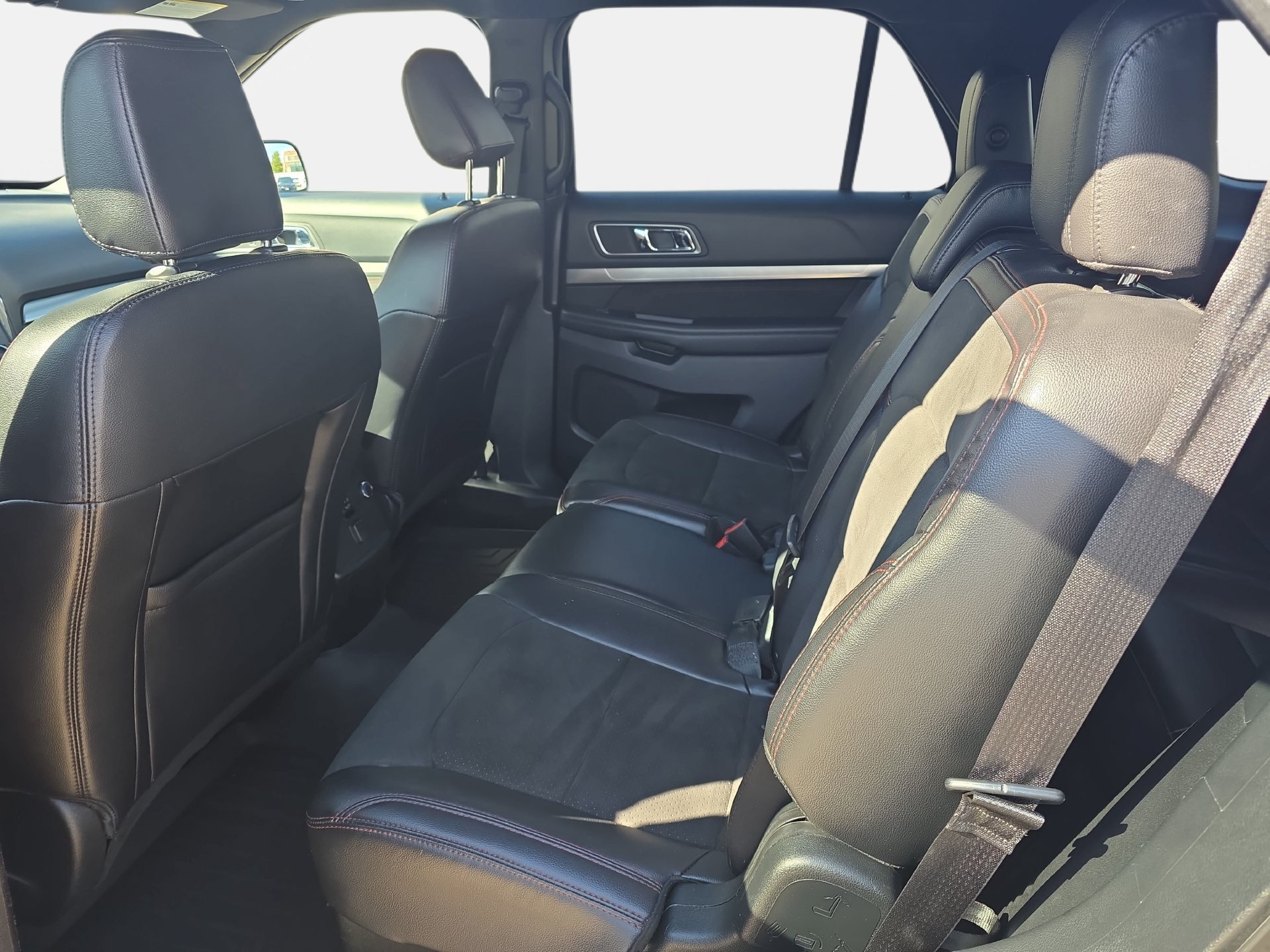 Used 2019 Ford Explorer XLT w/ Equipment Group 202A FWD image 14