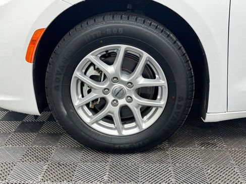 Used 2023 Chrysler Pacifica Touring-L FWD image 15