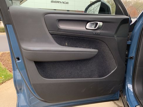 Used 2025 Volvo XC40 B5 Plus image 14