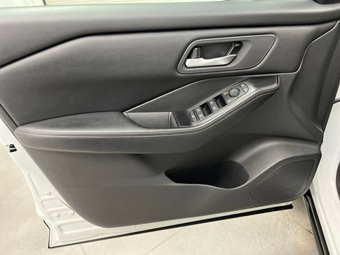 Used 2025 Nissan Rogue SV AWD/4WD image 14