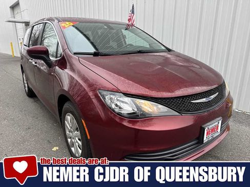 Used 2020 Chrysler Voyager L FWD image 1