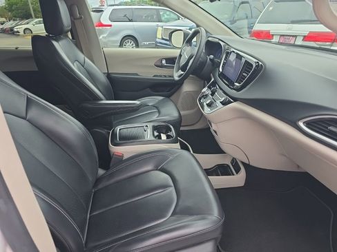 Used 2023 Chrysler Pacifica Touring-L FWD image 8
