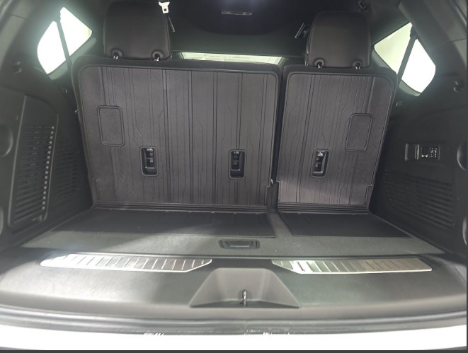 Used 2023 GMC Yukon Denali Ultimate w/ LPO, Floor Liner Package AWD/4WD image 9