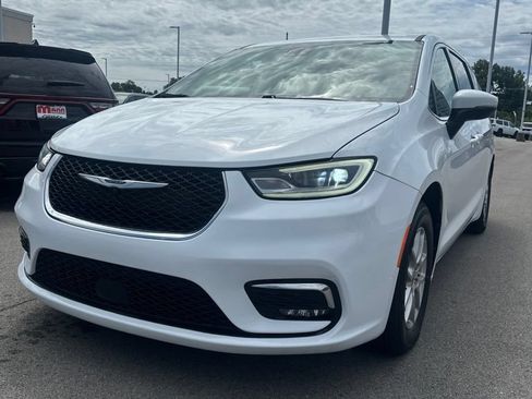 Used 2023 Chrysler Pacifica Touring-L FWD image 1