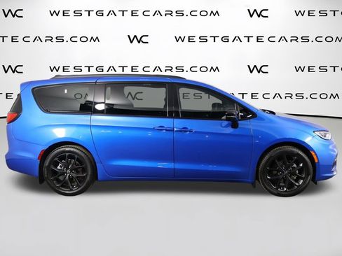 New 2026 Chrysler Pacifica Limited w/ Uconnect Theater Family Group image 58