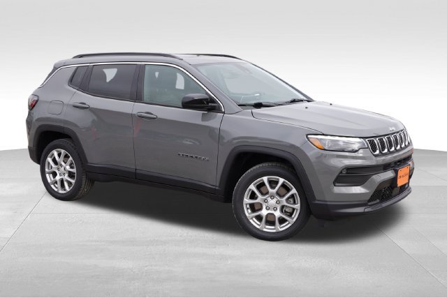 Used 2023 Jeep Compass Latitude w/ Sun and Sound Group AWD/4WD image 2