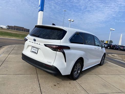 Used 2024 Toyota Sienna LE image 10